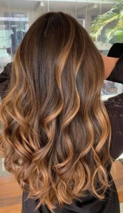 Trabajo de balayage luminoso en cabello largo
