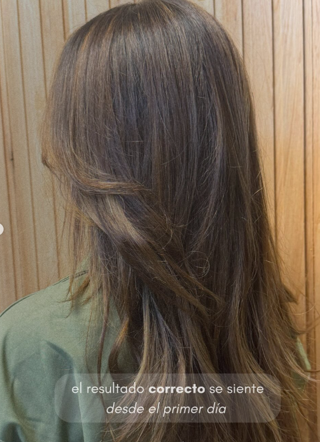 Coloración cálida en cabello largo