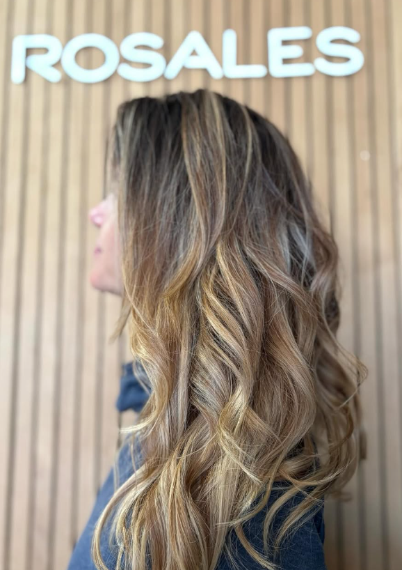 Iluminación suave en cabello castaño
